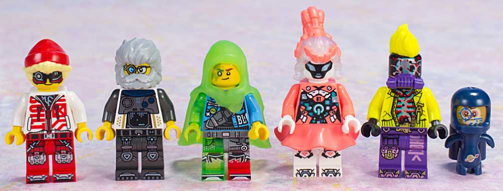 minifigures with utensils