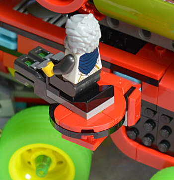 side mounted stud shooter with minifigure