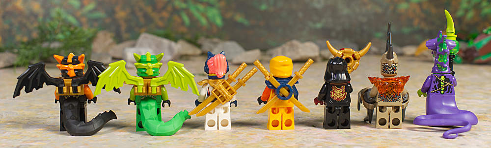 minifigures with weapons backs