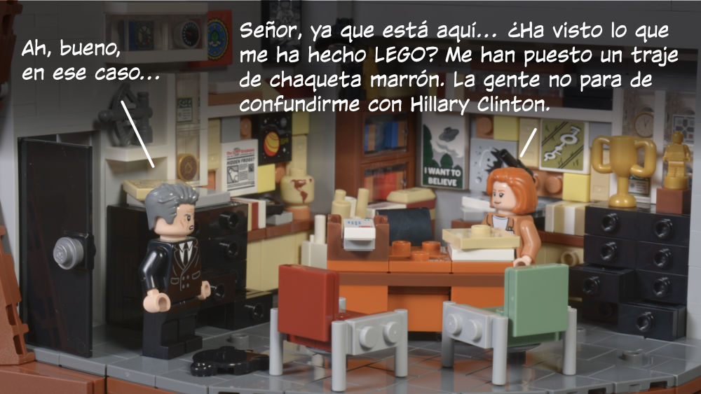 Smoking Man: Ah, bueno, en ese caso… Scully: Señor, ya que está aquí… ¿Ha visto lo que me ha hecho LEGO? Me han puesto un traje de chaqueta marrón. La gente no para de confundirme con Hillary Clinton.