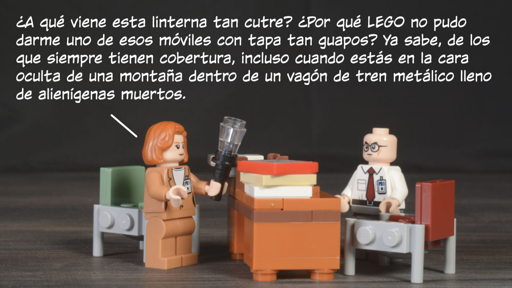Scully: ¿A qué viene esta linterna tan cutre? ¿Por qué LEGO no pudo darme uno de esos móviles con tapa tan guapos? Ya sabe, de los que siempre tienen cobertura, incluso cuando estás en la cara oculta de una montaña dentro de un vagón de tren metálico lleno de alienígenas muertos.