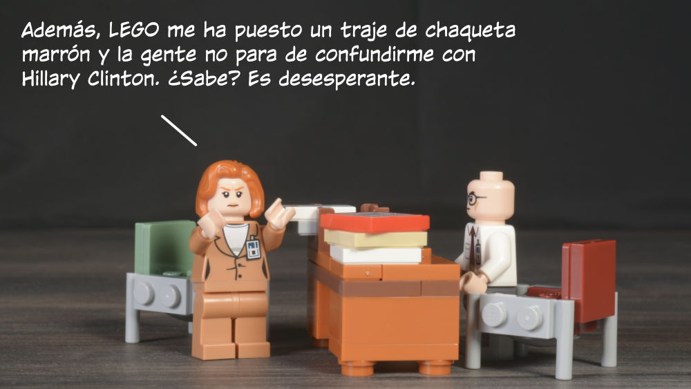 Scully: Además, LEGO me ha puesto un traje de chaqueta marrón y la gente no para de confundirme con Hillary Clinton. ¿Sabe? Es desesperante.