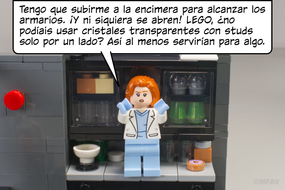 Scully: Tengo que subirme a la encimera para alcanzar los armarios. ¡Y ni siquiera se abren! LEGO, ¿no podíais usar cristales transparentes con studs solo por un lado? Así al menos servirían para algo.
