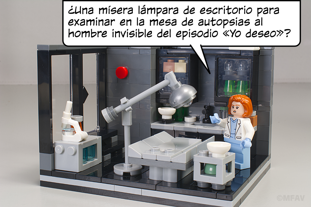 Scully: ¿Una mísera lámpara de escritorio para examinar en la mesa de autopsias al hombre invisible del episodio «Yo deseo»?