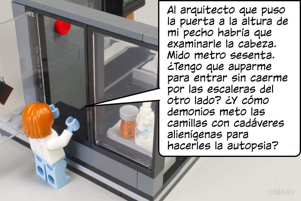 Scully: Al arquitecto que puso la puerta a la altura de mi pecho habría que examinarle la cabeza. Mido metro sesenta. ¿Tengo que auparme para entrar sin caerme por las escaleras del otro lado? ¿Y cómo demonios meto las camillas con cadáveres alienígenas para hacerles la autopsia?